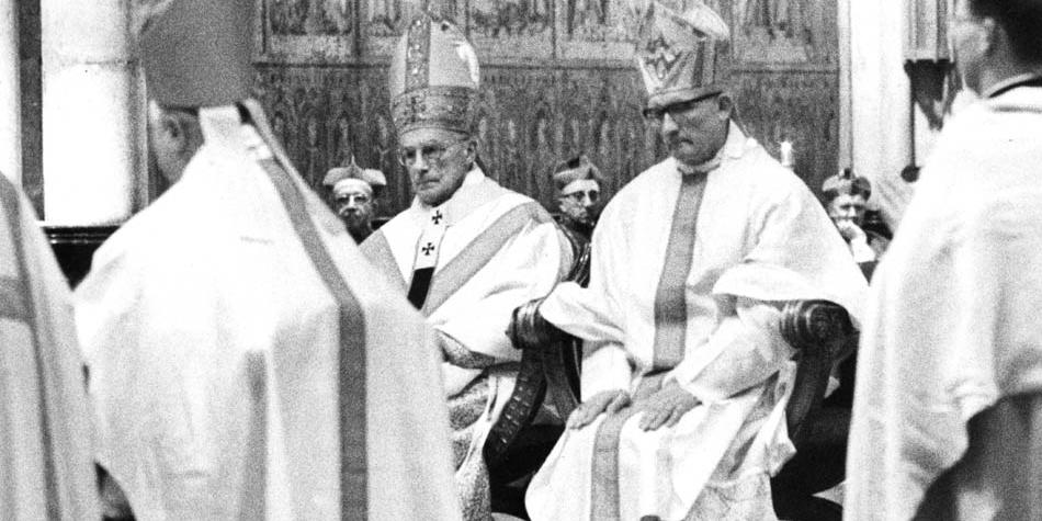 Amtseinführung von Joseph Höffner (r.) als Erzbischof von Köln am 2. März 1969 durch seinen Amtsvorgänger Kardinal Frings(l.)