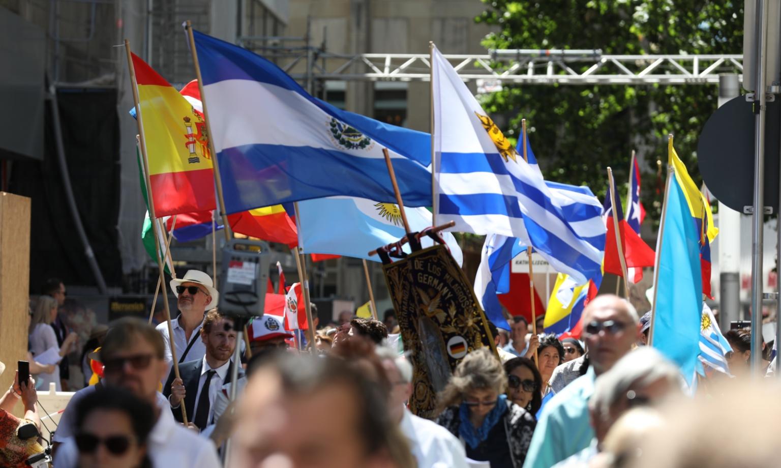 Pontifikalamt auf dem Roncalliplatz und Prozession durch die Kölner Innenstadt zu Fronleichnam am 16.06.2022.