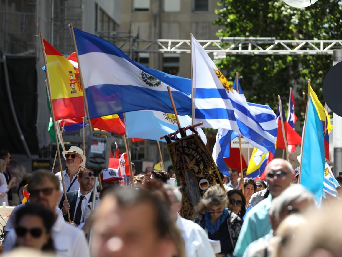 Pontifikalamt auf dem Roncalliplatz und Prozession durch die Kölner Innenstadt zu Fronleichnam am 16.06.2022.