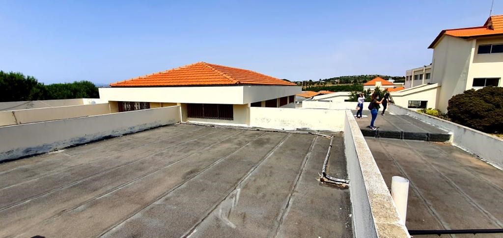 Dach der Schule in Menjez