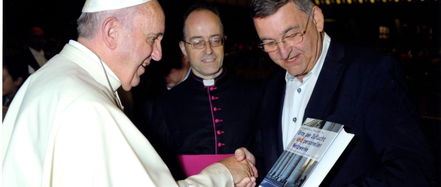 Buchübergabe an Papst Franziskus