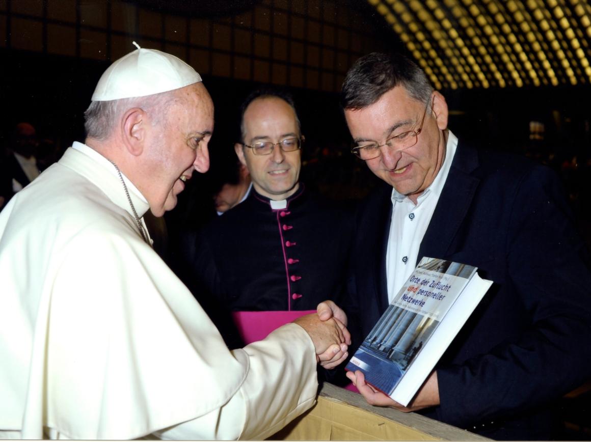 Buchübergabe an Papst Franziskus