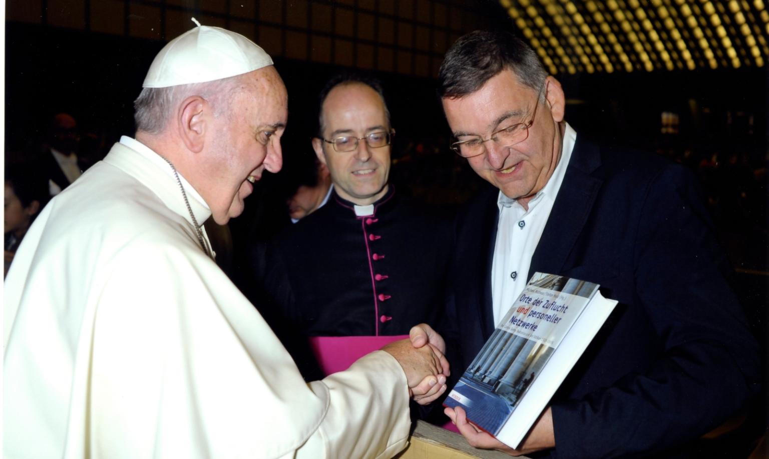 Buchübergabe an Papst Franziskus