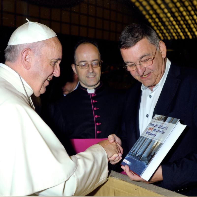 Buchübergabe an Papst Franziskus