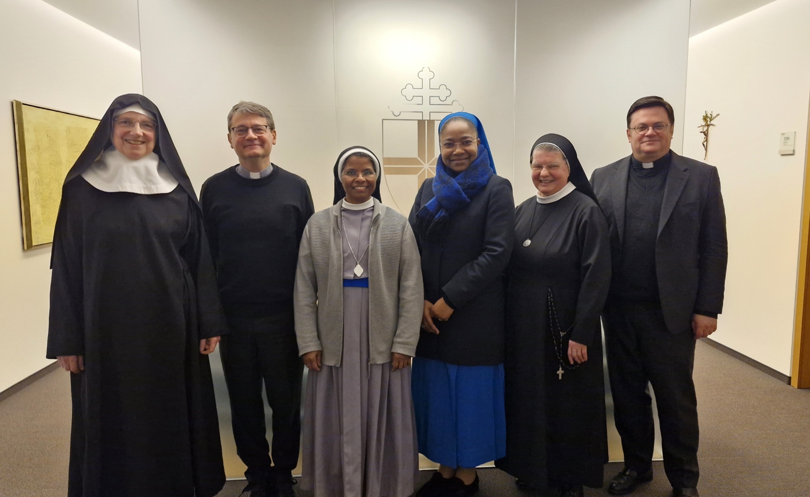 Der Vorstand bei seiner ersten Arbeitssitzung im Januar 2025 -  von links nach rechts: Sr. Bernarda Mosler OSB, P. Dr. Gianluca Carlin FSCB, Sr. Daisy Panikulam SABS, Sr. Maureen Okoro DDL, Sr. Katharina Kowalczyk (Rekollektinnen), P. Elias H. Füllenbach OP