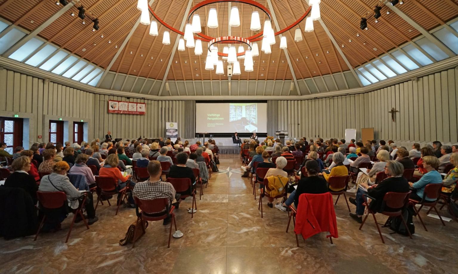 Brachte ebenfalls am Vormittag des Diözesantags ihre Perspektive ein: Ursula Schröter, Referentin für Literatur- und Leseförderung der SK Kulturstiftung der Sparkasse KölnBonn.