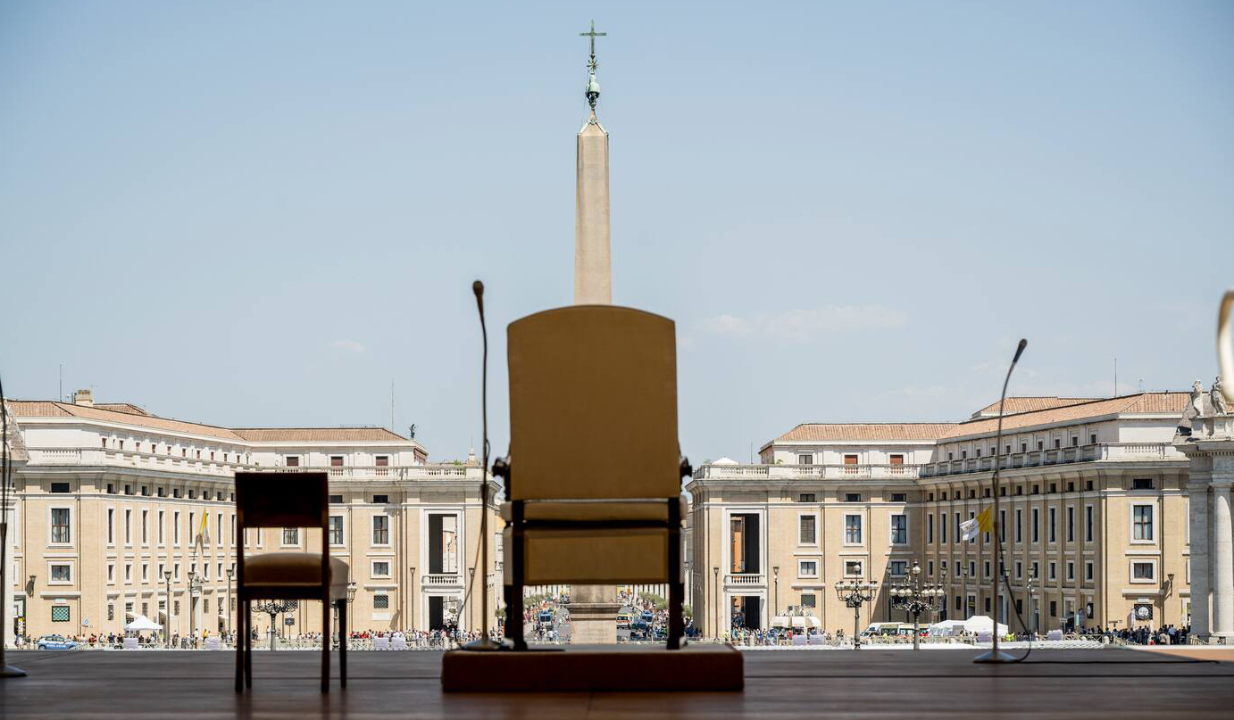 Italien, Rom, Vatikan, Blick auf den Petersplatz, Stuhl des Papstes bei der Audienz