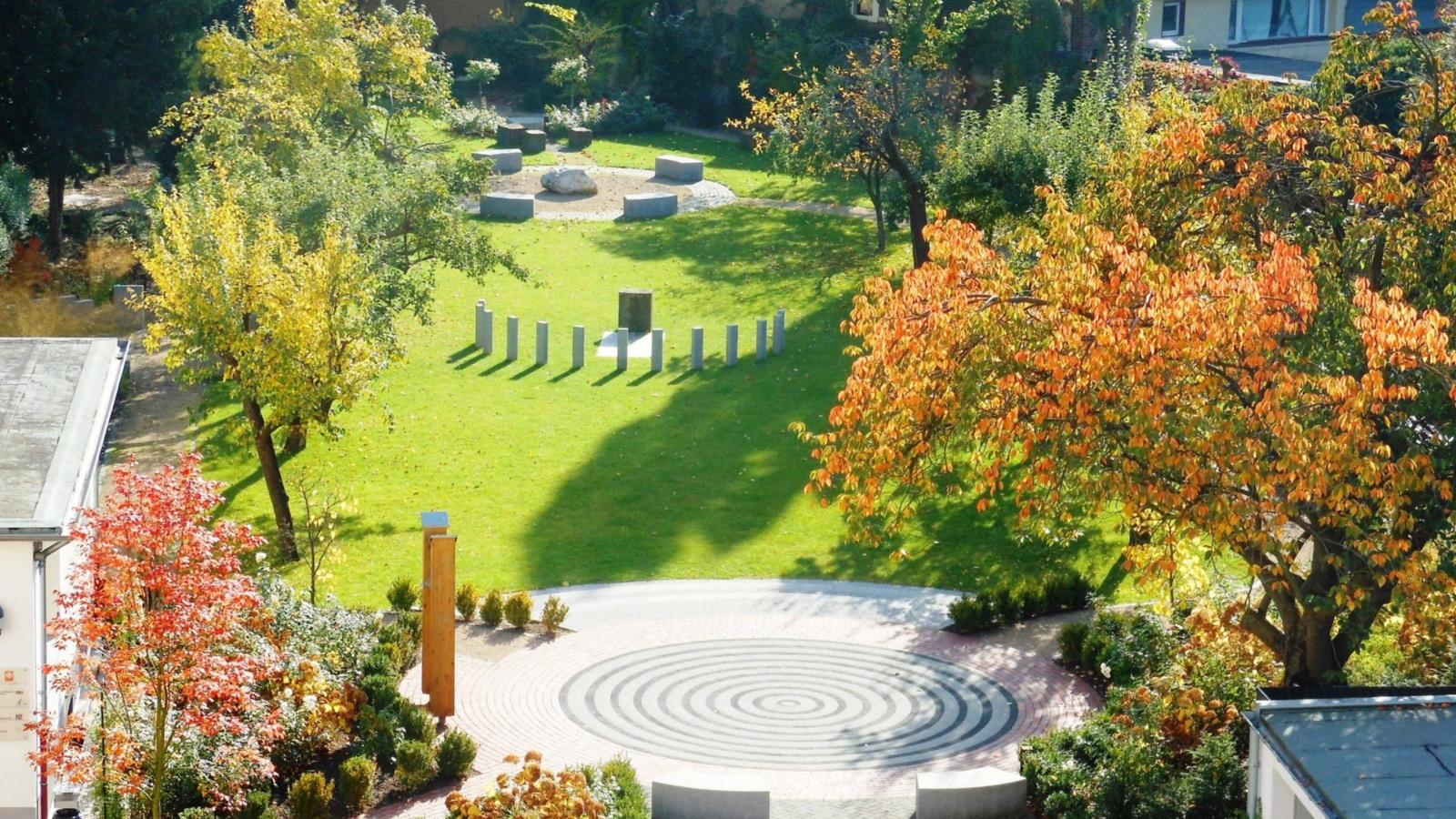 Mit der Öffnung des ehemaligen Klostergartens der Jesuiten und dessen Umgestaltung in einen „Garten der Religionen“ möchte IN VIA einen Beitrag zu Akzeptanz und Wertschätzung leisten.  Die Kinder und Jugendlichen aus unseren vielfältigen Projekten erhalten hier die Gelegenheit, miteinander ins Gespräch zu kommen. Durch den Dialog – auch über die Herkunftsreligionen der Menschen – wollen wir den Heranwachsenden helfen, zu einer tragfähigen Identität zu finden.  IN VIA Köln engagiert sich mit seinen Maßnahmen in Schulsozialarbeit, Arbeitsintegration und internationalen Projekten ausdrücklich für die Wertschätzung religiöser Verschiedenheit, die wir als einen wesentlichen Beitrag zum Frieden erachten.  In der Erklärung des Zweiten Vatikanischen Konzils von 1965 über das Verhältnis der Kirche zu den nichtchristlichen Religionen ermahnen die Konzilsväter die Katholiken,  „dass sie mit Klugheit und Liebe, durch Gespräch und Zusammenarbeit mit den Bekennern anderer Religionen sowie durch ihr Zeugnis des christlichen Glaubens und Lebens jene geistlichen und sittlichen Güter und auch die sozial-kulturellen Werte, die sich bei ihnen finden, anerkennen, wahren und fördern“.  Diesem Auftrag entspricht IN VIA bereits in seiner täglichen Arbeit mit jungen Menschen. Zudem hält die Organisation einen Ort des religiösen Dialogs für hilfreich, sogar für notwendig  und so wurde der „Garten der Religionen“ im Herzen von Köln geschaffen. Ex-Bild-DB-ID: 20286