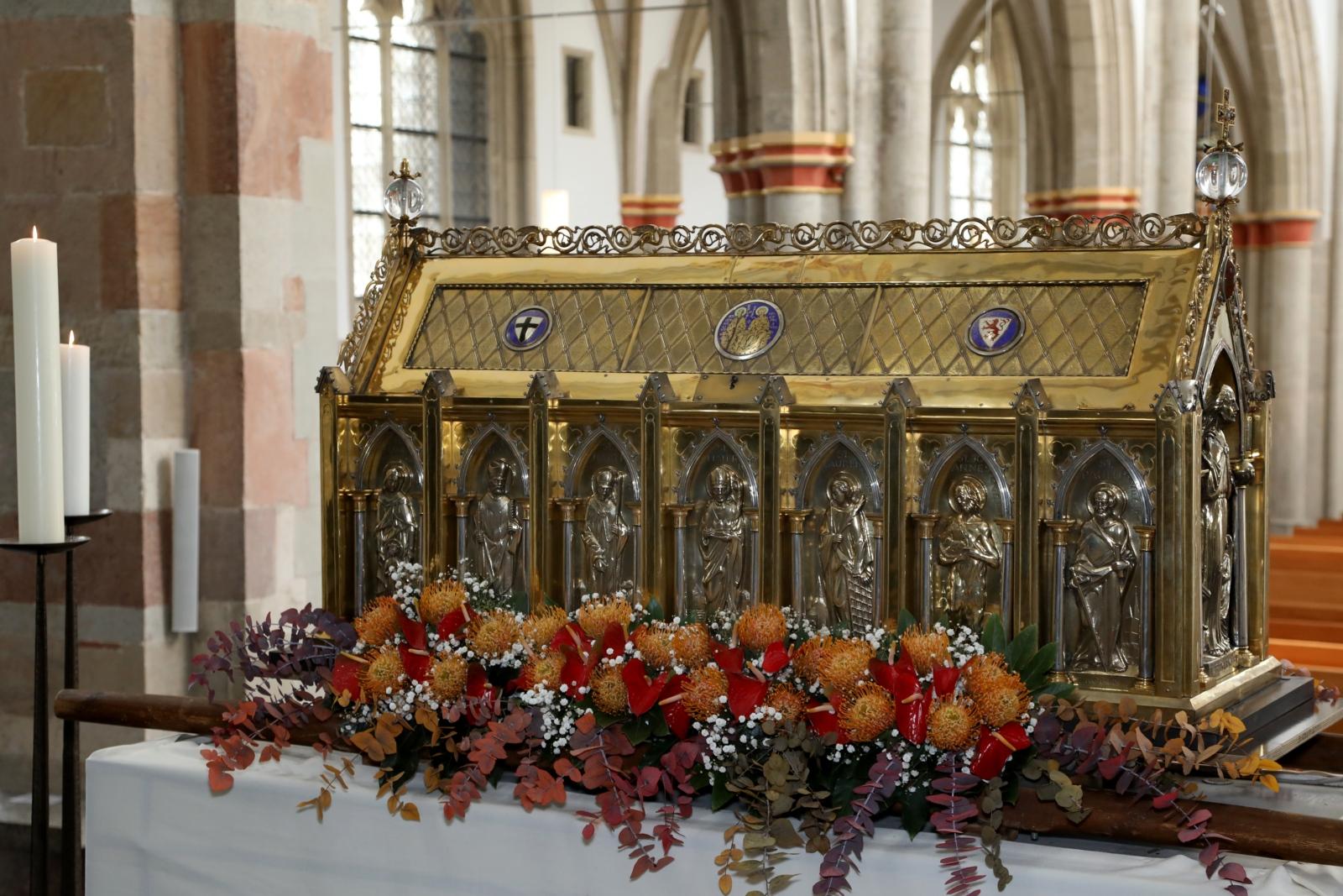 Die katholische Pfarrkirche St. Severin ist eine der zwölf romanischen Basiliken Kölns, deren Erhalt vom Förderverein Romanische Kirchen Köln unterstützt wird. Sie ist dem dritten Bischof von Köln, dem Heiligen Severin geweiht. Die Pfeilerbasilika St. Severin ist eine ehemalige Stiftskirche.   In der Severinskirche verbinden sich die Ursprünge christlichen Lebens in Köln mit dem Glaubensleben der Gegenwart. Gegründet im vierten Jahrhundert als Friedhofskapelle, wurde der Kirchenraum in den folgenden Jahrhunderten stetig erweitert und verändert. Hier wird deutlich, wie sich Kirche und Glaubensleben im Laufe der Zeit immer wieder gewandelt haben.  Severinsschrein Der 1819 angefertigte Schrein des heiligen Severin steht erhöht im hinteren Bereich des Hochchors von St. Severin. In diesem Schrein befinden sich die Gebeine des Heiligen.  1999 wurde dieser Schrein geöffnet und dessen Inhalt einer umfassenden Untersuchung unterzogen.  Foto: Silvia Bins 0221/1706610 chefin(at)fotostudiobins.de Ex-Bild-DB-ID: 27230