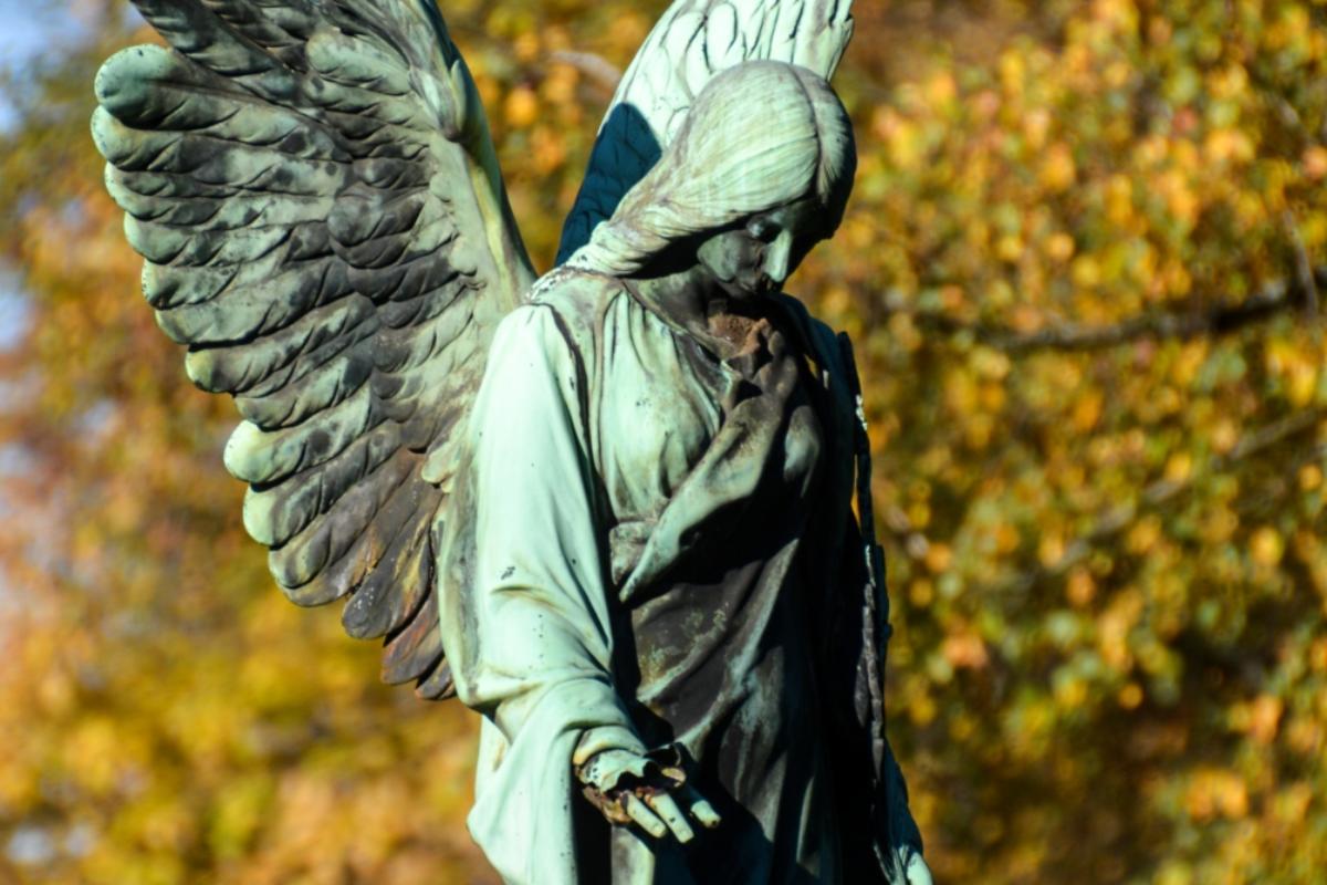 Engel, Gedenken, Gedenkstein, Statue, Herbst, Laub, Ruhestätte, Trauer, Erinnerung, Ex-Bild-DB-ID: 21720