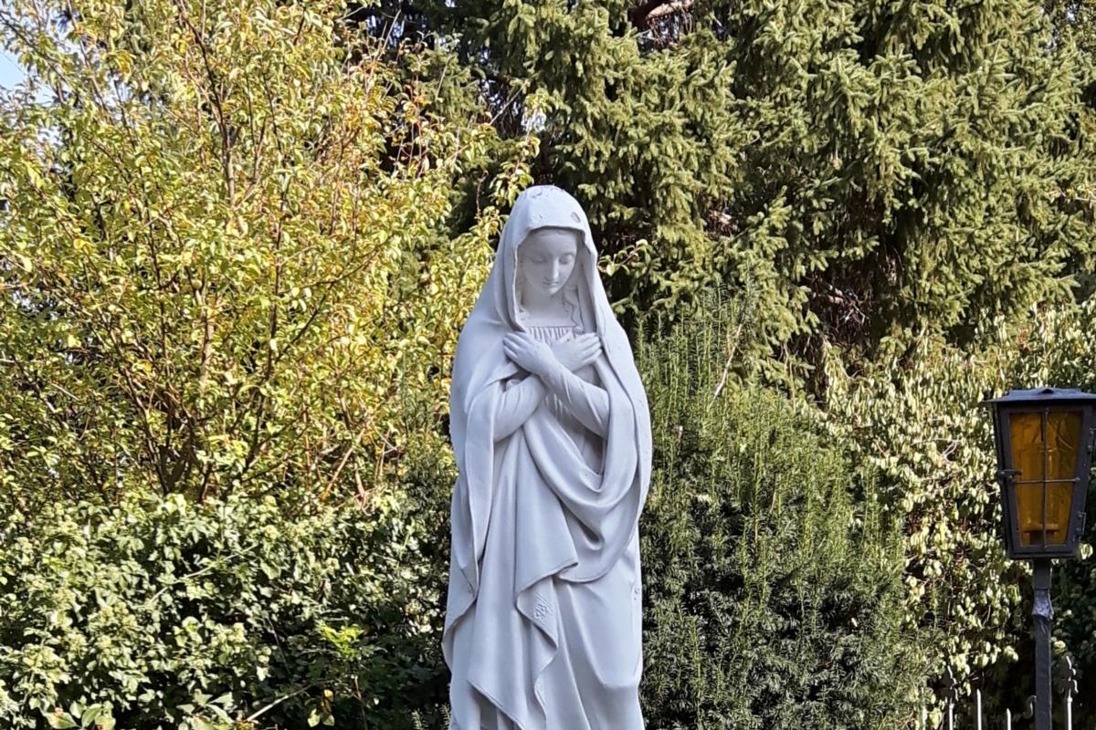 Mutter Gottes,Maria, Marienfigur, Skulptur vor der Kirche in Bonn-Endenich Ex-Bild-DB-ID: 20850