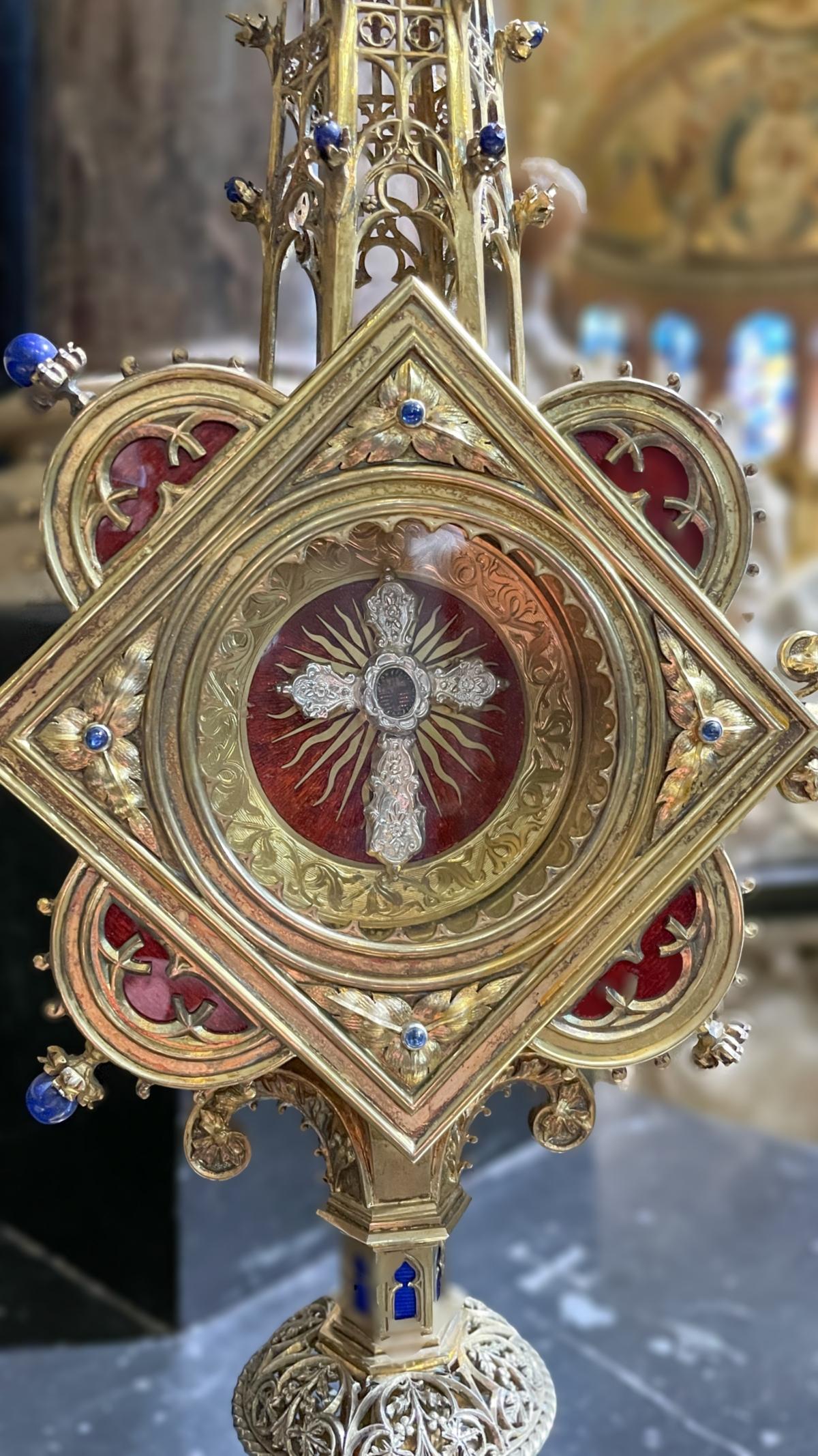 Kreuzreliquiar im Bonner Münster In der Mitte des Kreuzes ist ein Kreuzpartikel.
