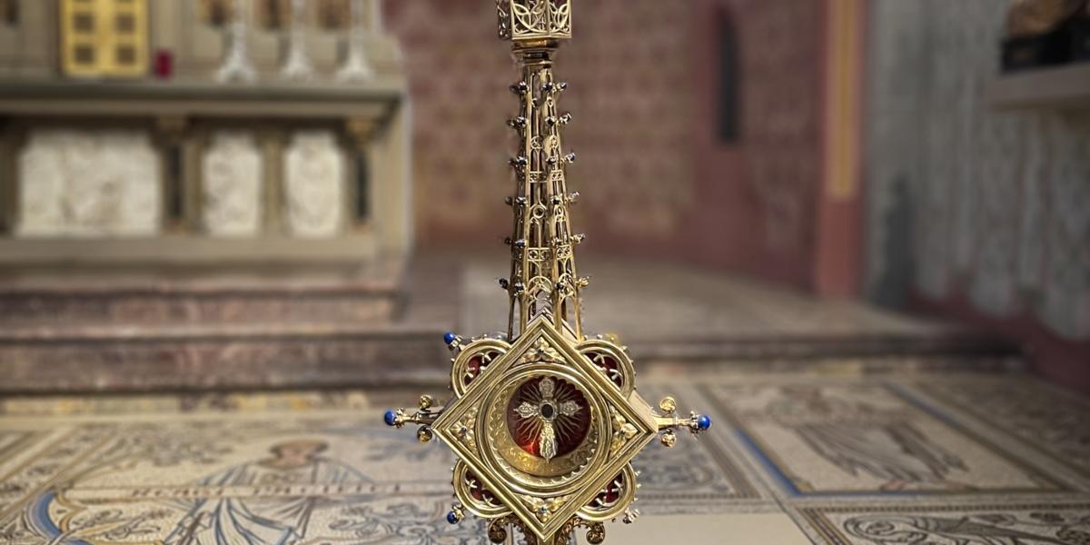 Kreuzreliquiar im Bonner Münster In der Mitte des Kreuzes ist ein Kreuzpartikel.