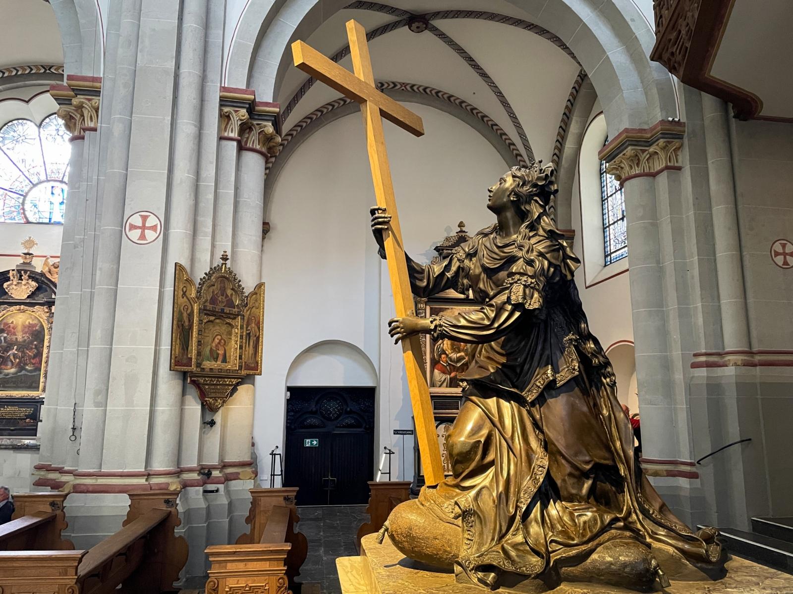 Statue der hl. Helena im Bonner Münster In der Mitte des Kreuzes ist ein Kreuzpartikel.