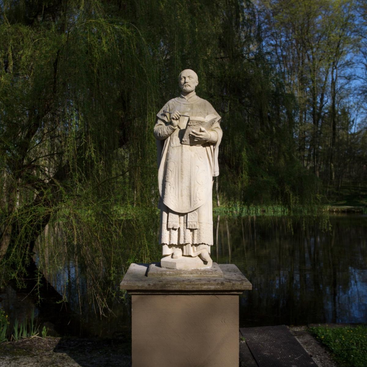 Eine Statue des heiligen Ignatius von Loyola am 17. April 2018 in Zaitzkofen.