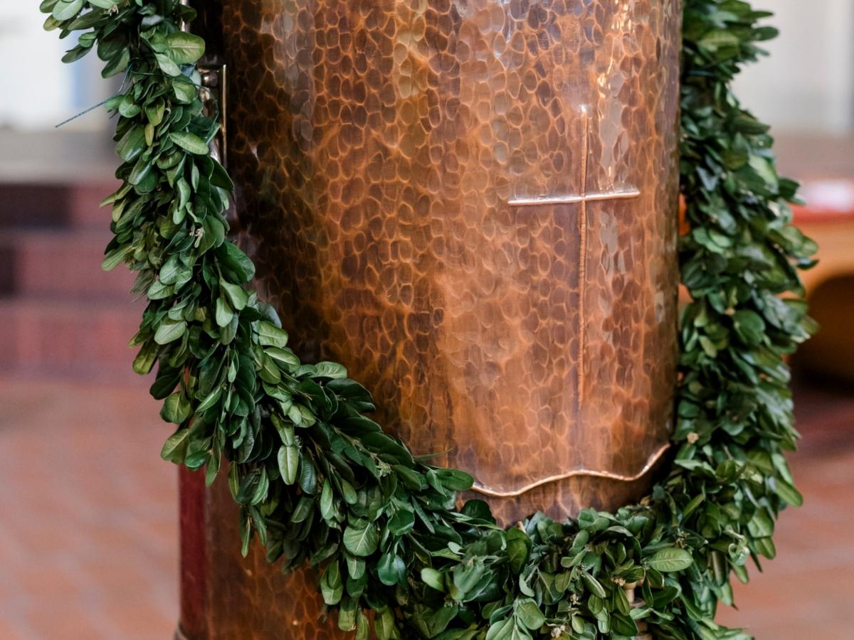 Kupferner Weihwasserkessel mit Blumenkranz.