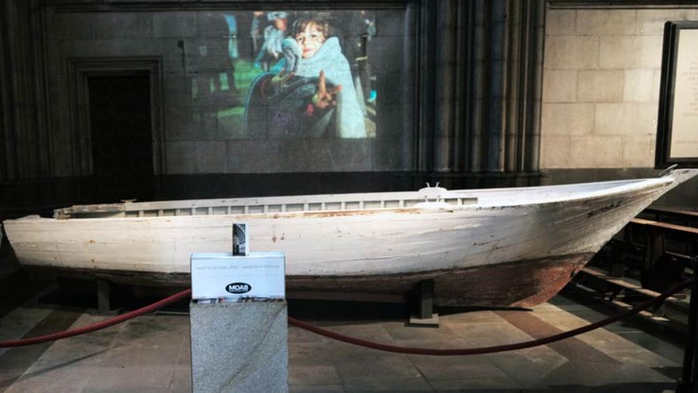 Das Boot wurde in Kooperation mit der Hilfsorganisation MOAS durch das Erzbistum von Malta nach Köln gebracht.